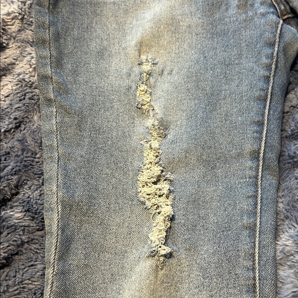 Trendy Distressed Gray Skinny Jeans - Picture 3 of 9